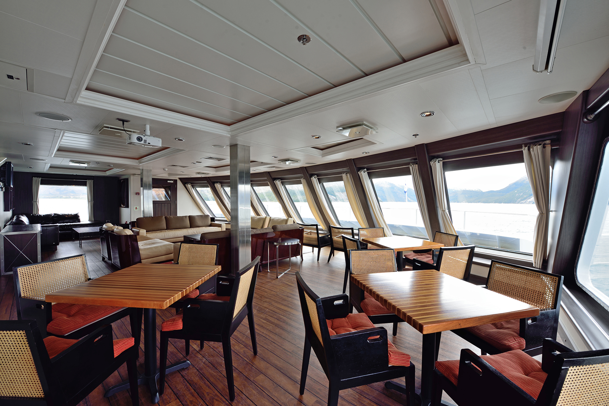 Australis Stella Australis Yamana Lounge 1.jpg